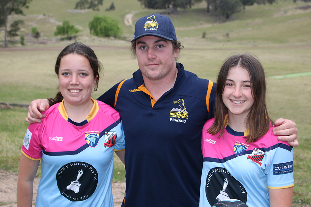 Lachlan Lonergan with two Cooma Red Devils juniors. Photo: Brumbies Media